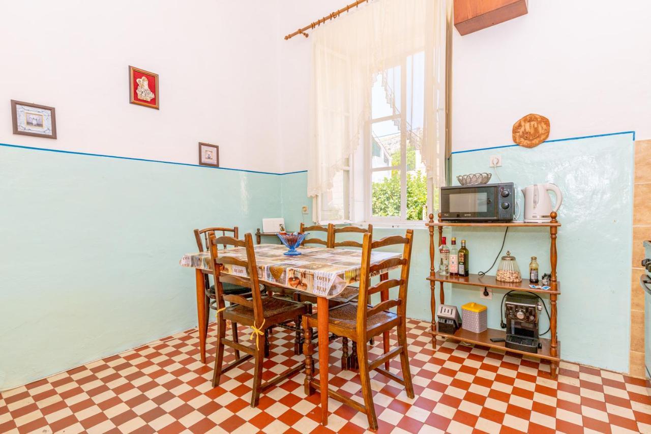 Guesthouse Isabel La Catolica ดูบรอฟนิก ภายนอก รูปภาพ