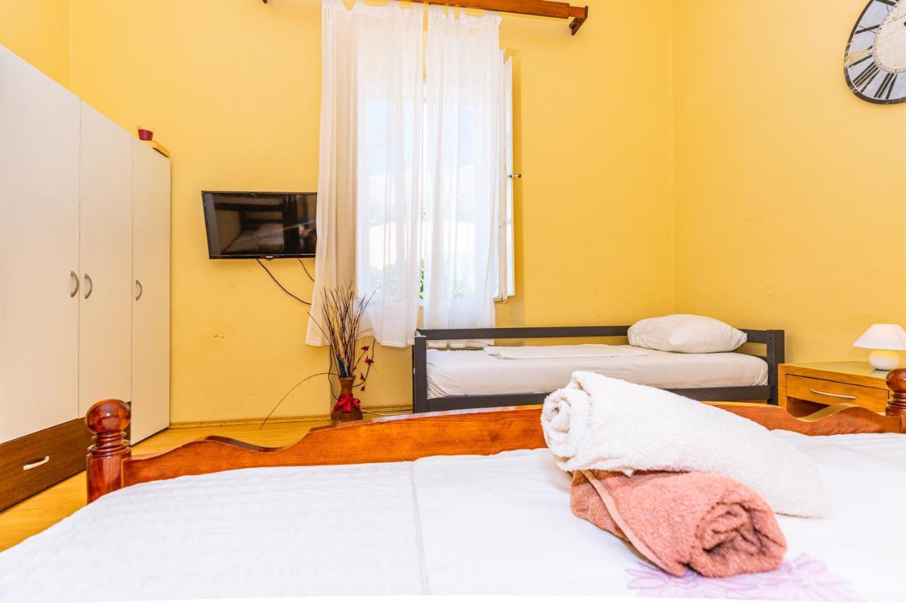 Guesthouse Isabel La Catolica ดูบรอฟนิก ภายนอก รูปภาพ